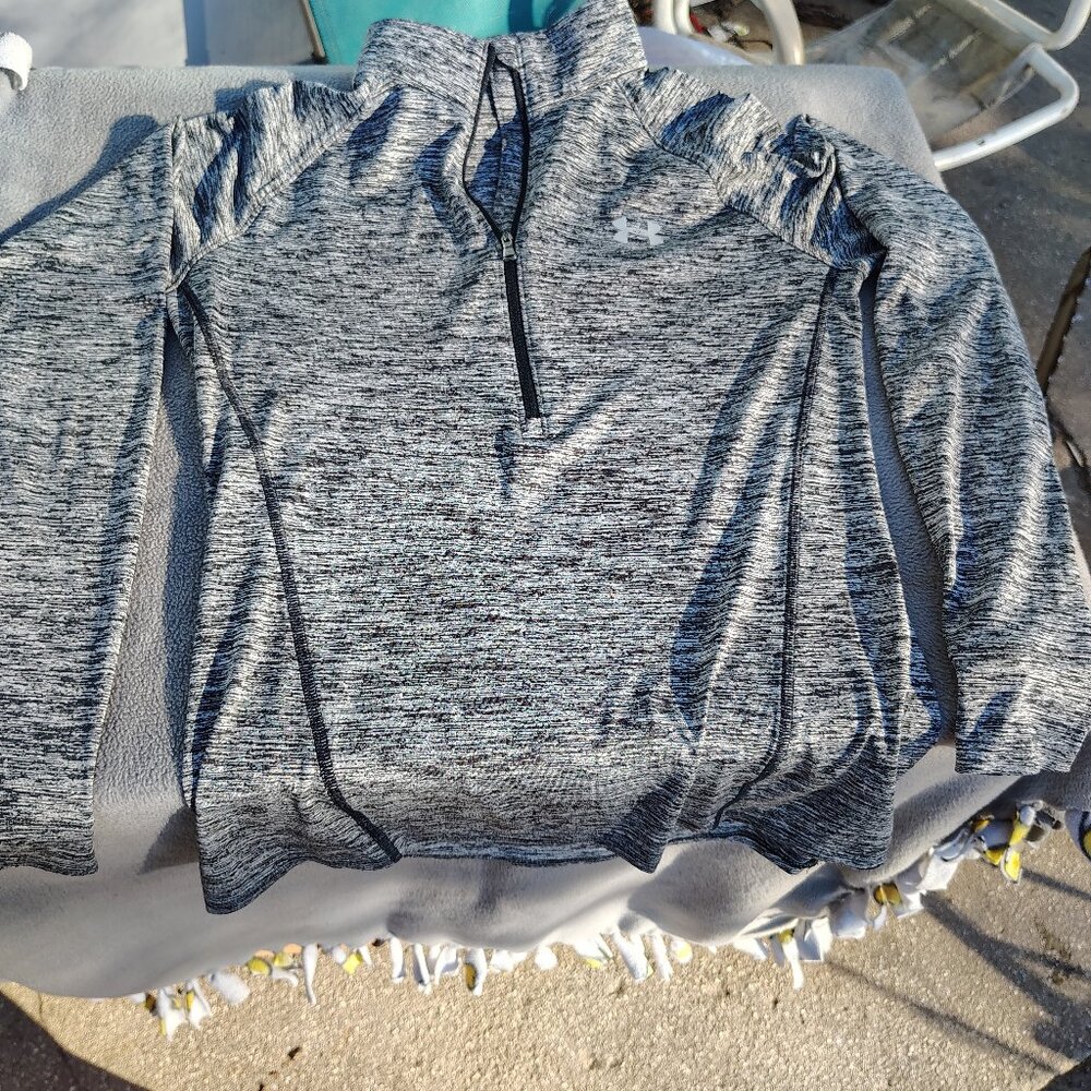 Under Armour pull over size small